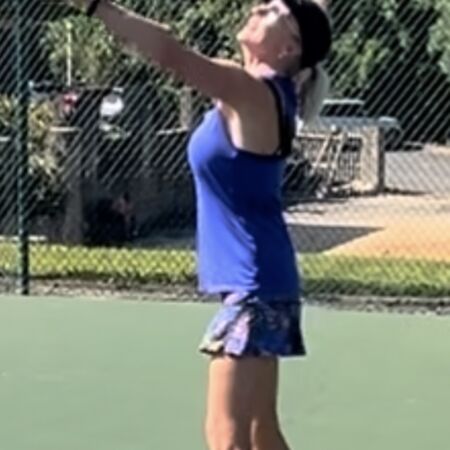 woman playing tennis